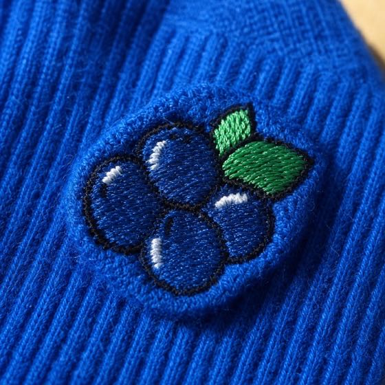 Embroidery, close enough to count the threads